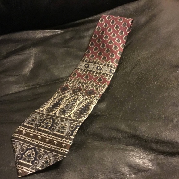Retro Pierre Cardin Paris paisley tie- silk tie- made in Canada- Dapper looking - Picture 2 of 9
